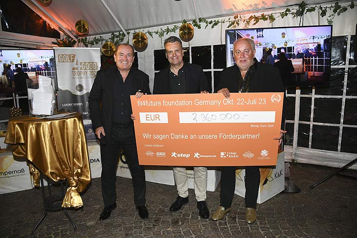 Wolfram Kons, Malte Heinemann, Robert Lübenoff, Schecküberreichung bei der Golf4Good Trophy 2023 das Golf Turnier Charity Abend im Golf Club Beuerberg am 28.07.2023  Foto: BrauerPhotos / J.Reetz